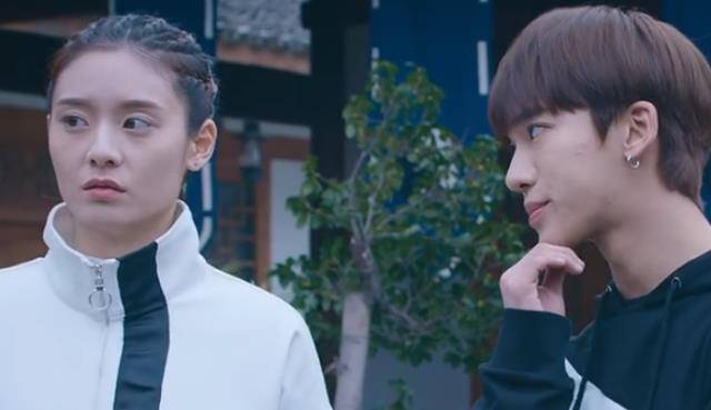 的时候,还当着女朋友的面在感叹,好在自己有求生欲,在杨凝雪问起来的