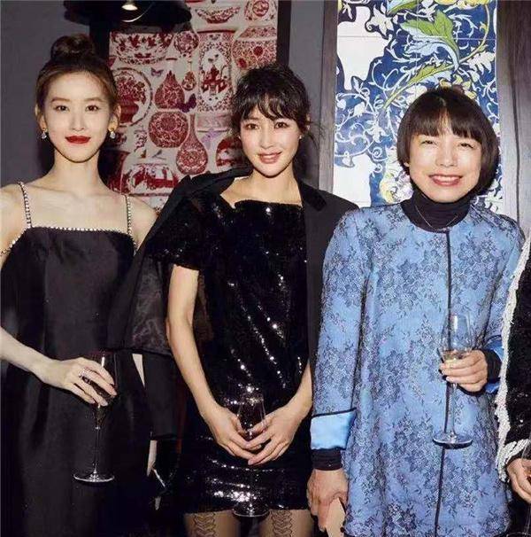章泽天现身聚会,与百亿名媛冯咏仪同框,不站c位仍气质出众_张宇在