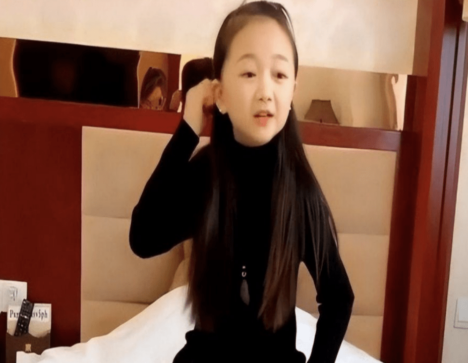 杨萍邻居见状也安慰夫妻俩:"女孩子发育慢,也许等到了一定年纪就会