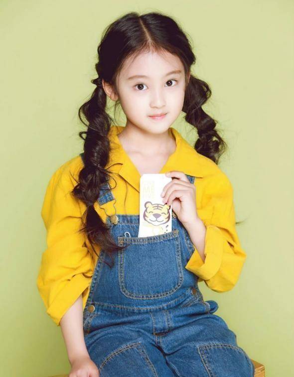 七岁的张婉儿在电影《我们的少年时代》中饰演"果果"一角,与王俊凯