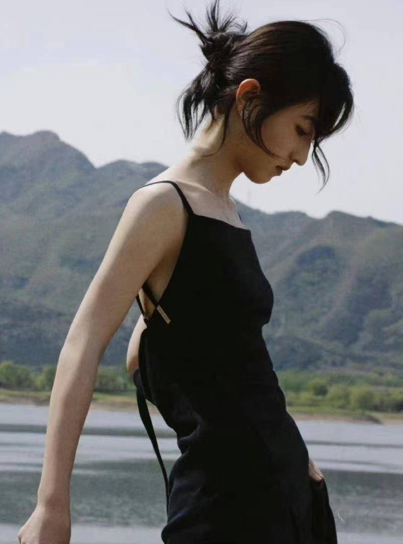 张子枫北京节穿黑色礼服裙拍大片,温柔又高级
