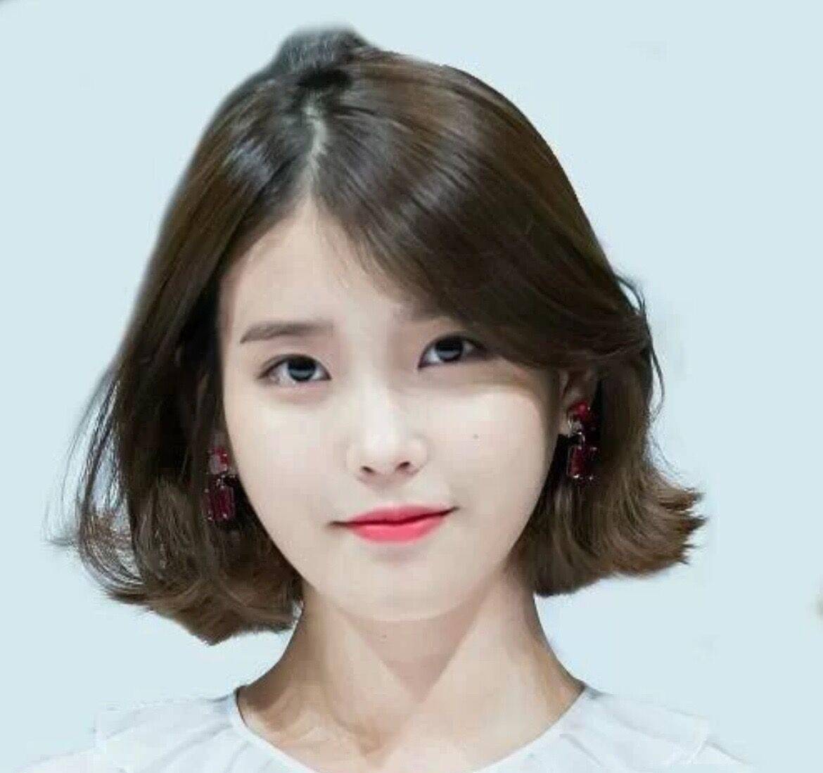 有着无法掀起波澜的眉眼表现力,但五官适度和谐,樱桃小嘴看不见,长发