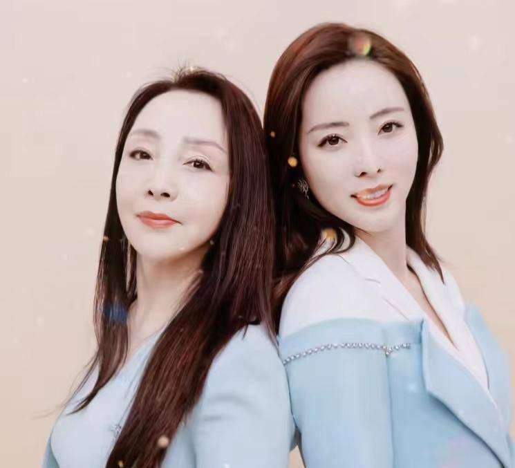 36岁李思思为妈妈姥姥庆生,三代美女共享一张脸,家庭背景很强大_孩子