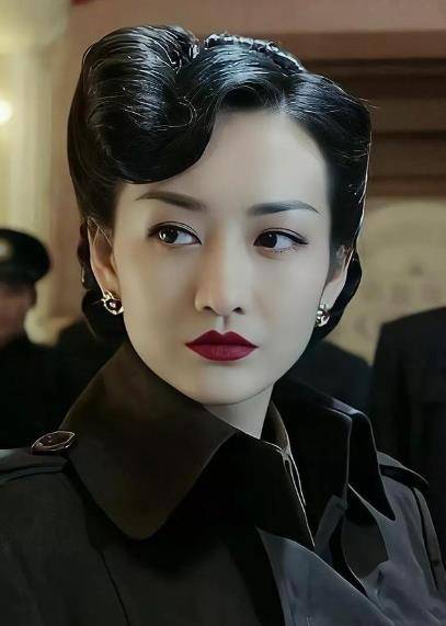 当然,除了五官出众之外,她的身材也十分曼妙,在《伪装者》中的表现