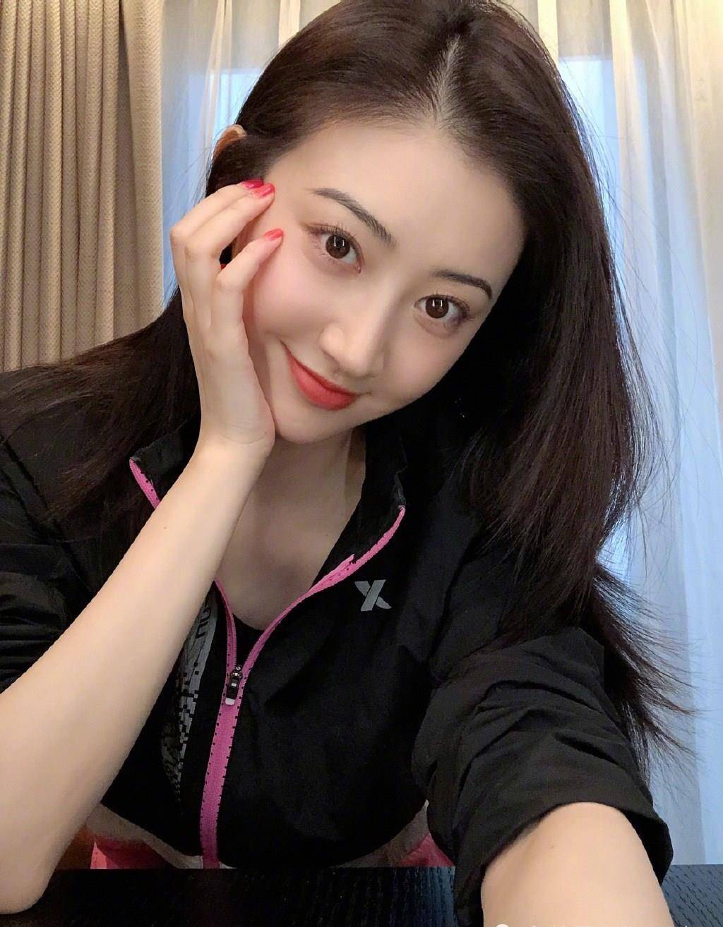 景甜越来越自信,167cm穿健美裤秀177cm"竹竿腿,却难掩腿歪曲_身材