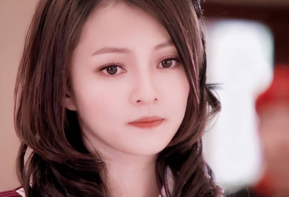 原创张韶涵架子真大,穿公主服出行,女助理搀扶走路,男保镖撑伞遮阳
