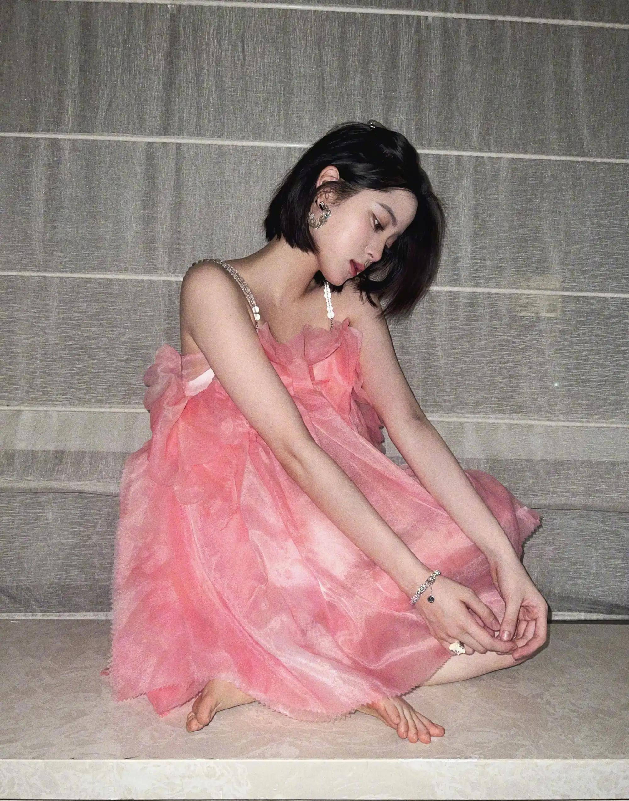 欧阳娜娜粉色纱裙展现少女气氛_睫毛_漂亮_吊带