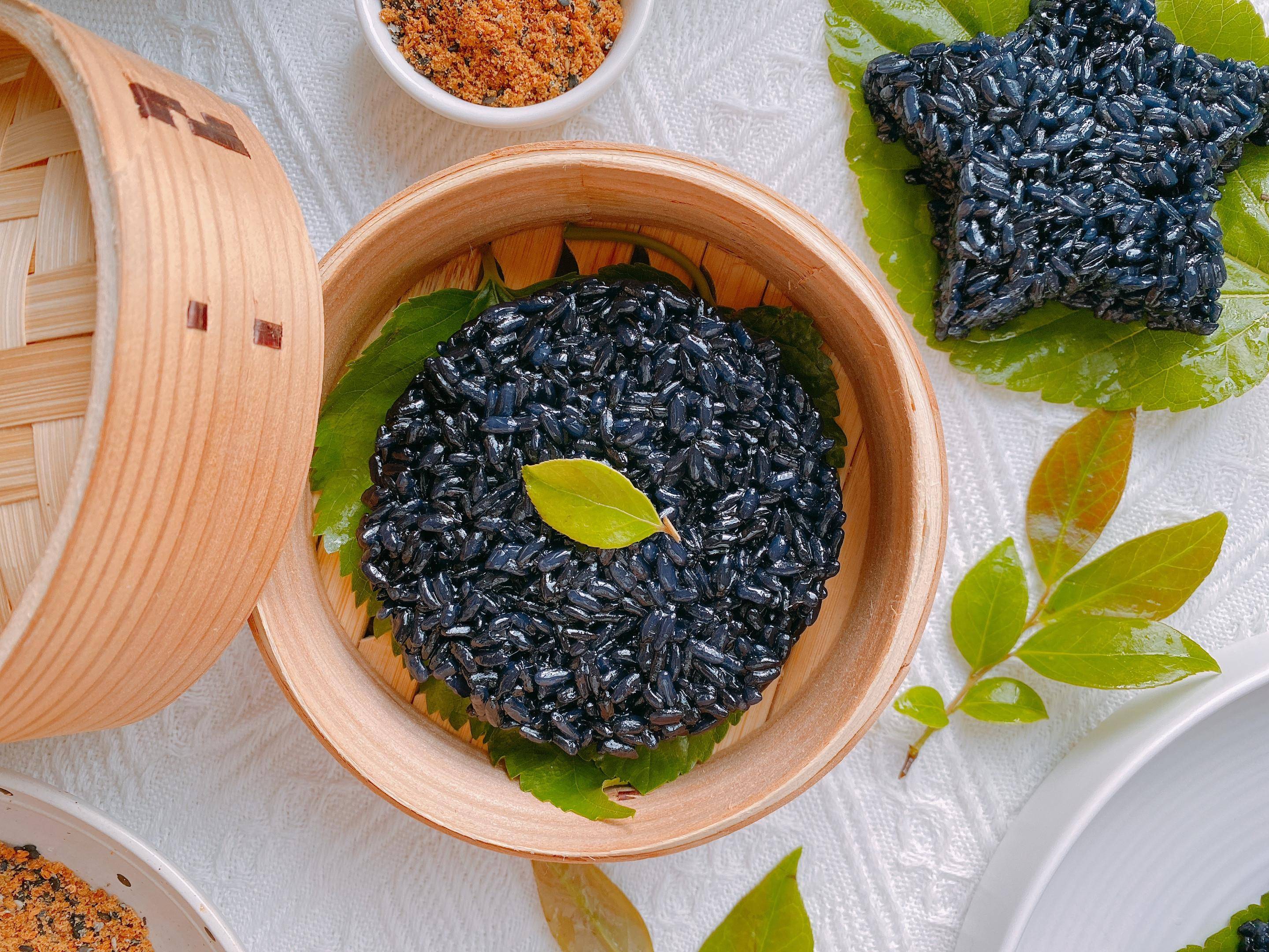 每年的春末夏初,制作黑米饭的叶子就上市了,这种叶子叫乌饭叶,从