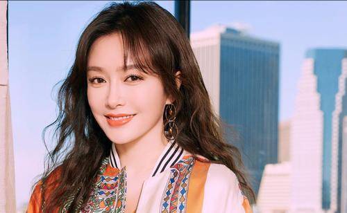 山吐晴岚水放光,辛夷花白柳梢黄.