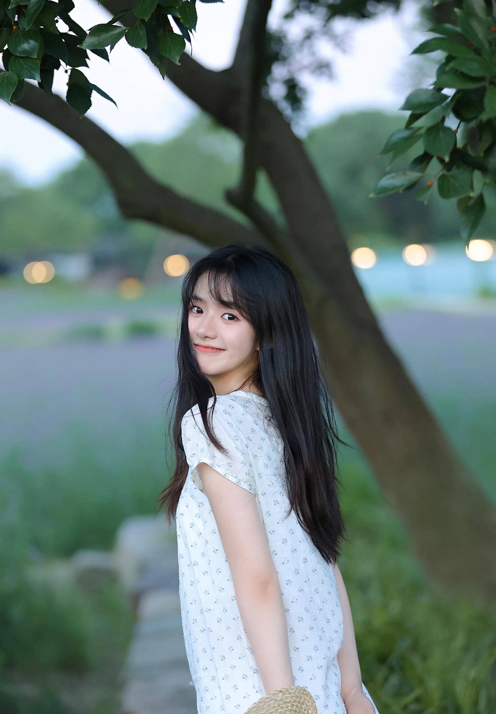 姜杉白色碎花连衣裙清纯少女形象_眼睛_皮肤_蒲扇