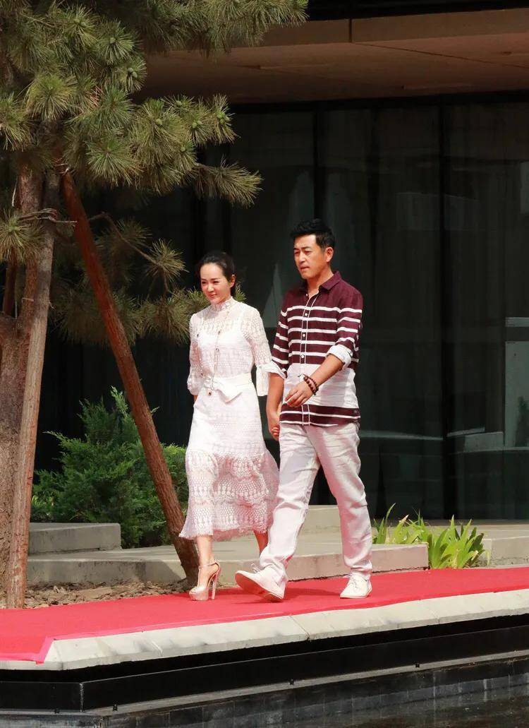 饶芯语毕业于北京电影学院,出演过《天下第二》,两人于2014年结婚.