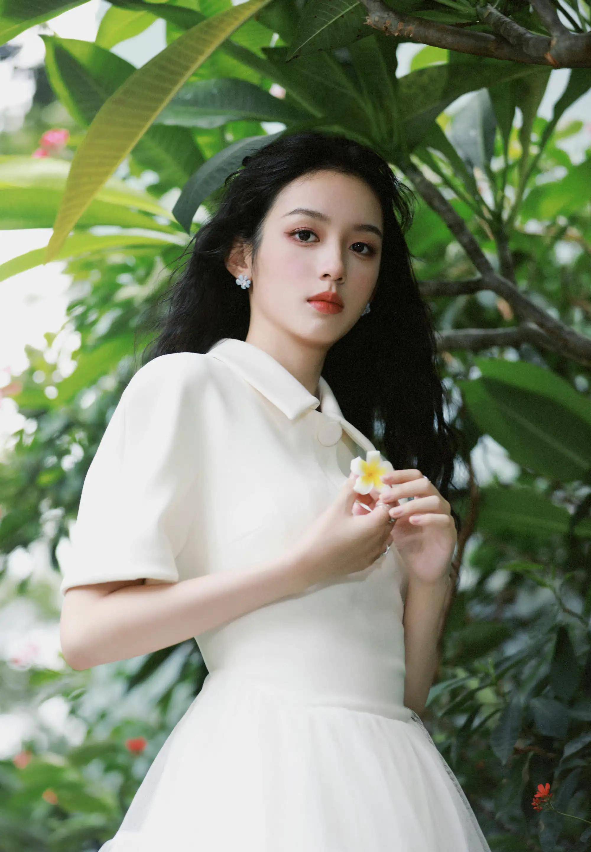 她的脸型比较流畅但也微微带点棱角,可以看得出骨相不错.