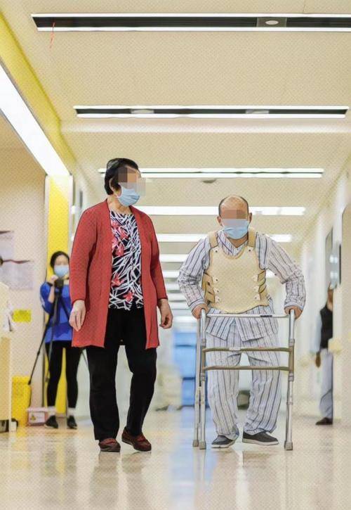 "折叠人"李华嘴巴离大腿仅有两厘米,2023年敲断4处骨头获重生_陶主任