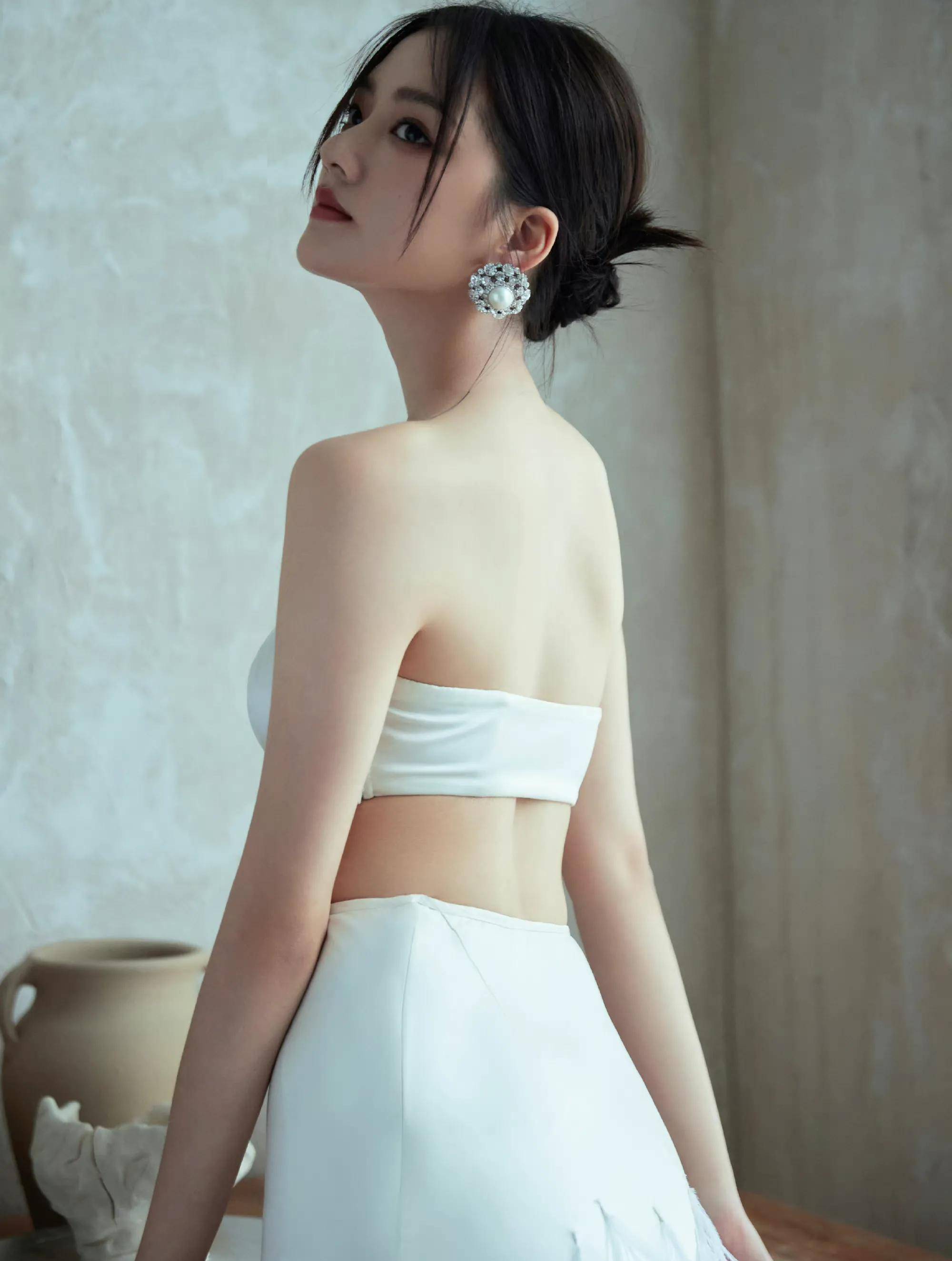 任敏白色长裙纯洁少女风格造型_形状_很漂亮_显得