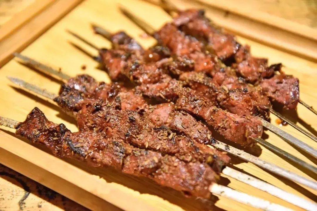 新鲜的羊肝和油脂串在一起,也被叫做"油包肝",羊油被烤的焦脆,一口咬