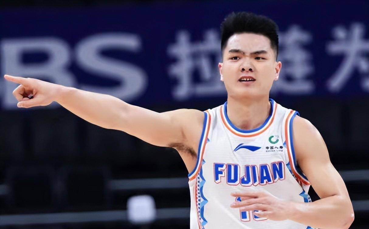 三条cba新闻:上海主帅赴港,张宁致敬巴特勒,黎伊扬成大鱼