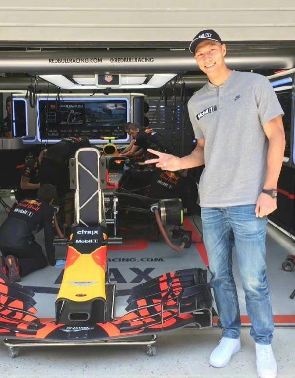 易建联携妻子回老家,穿米色夹克配卫裤,213cm身高成为全村焦点_优点