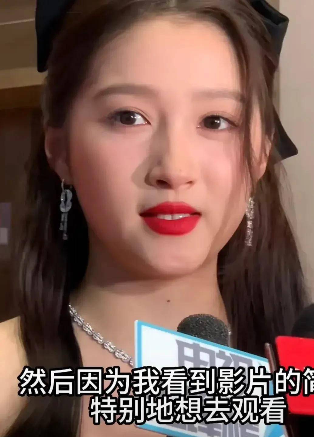 关晓彤的情况:身穿红色晚礼服,脸胖,关系火辣_鹿晗_支持_自律