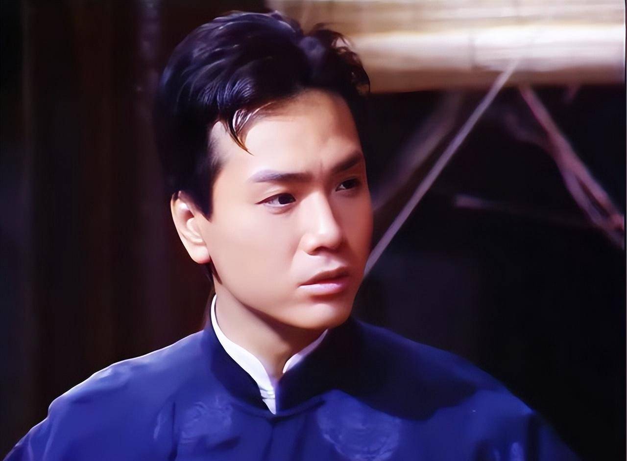 1982年,伍卫国演了《琥珀青龙》里的三少爷徐玉.
