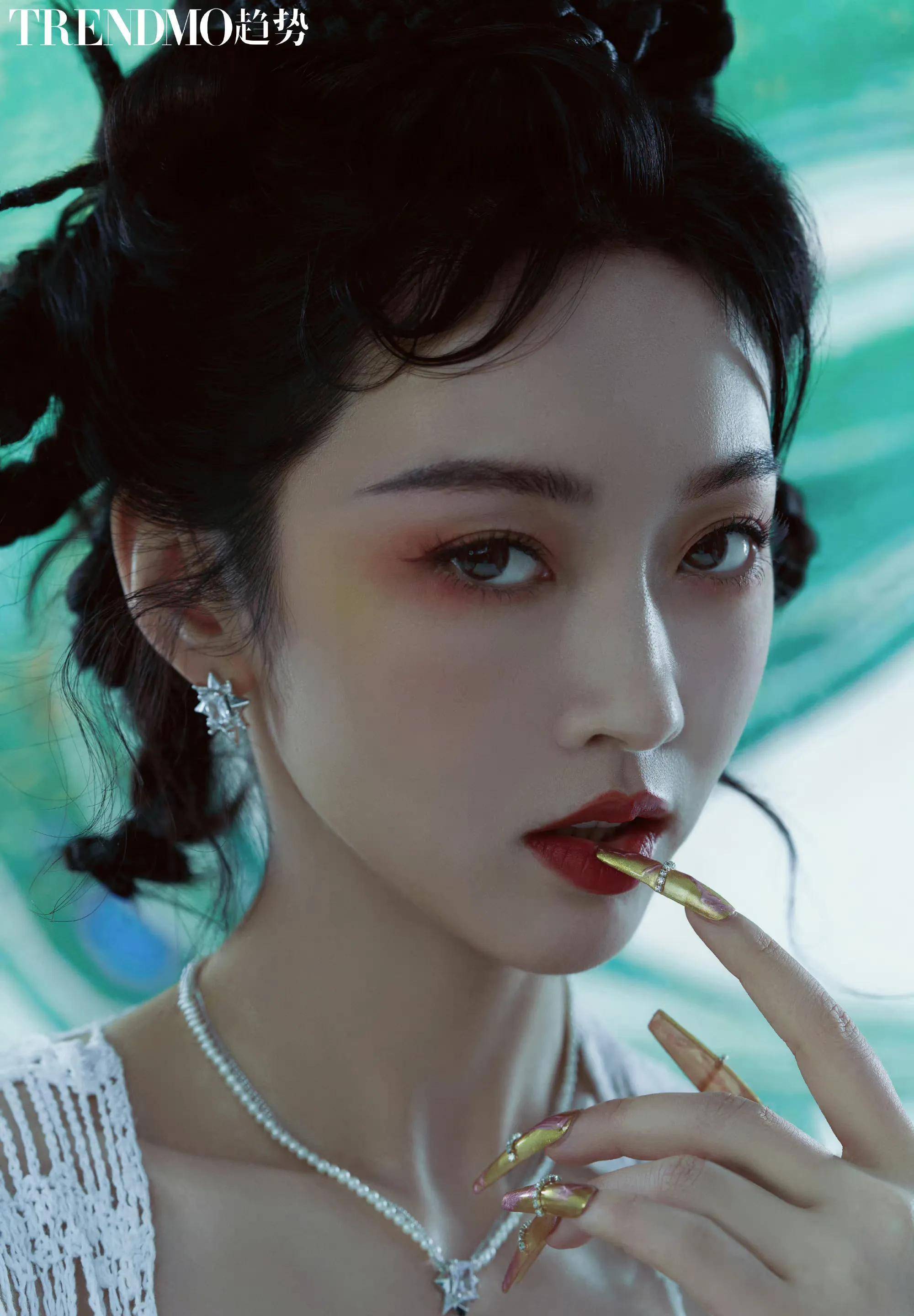 宣璐霞光异域造型大片,艳丽多姿,曼妙身材,好妖娆勾人_指甲_蓝色_花纹