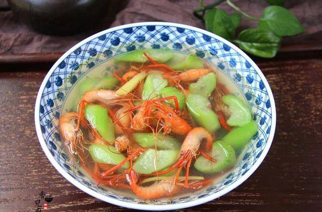 就像今天要分享给大家的这道菜,河虾丝瓜汤,做法和盐水虾差不多,但是