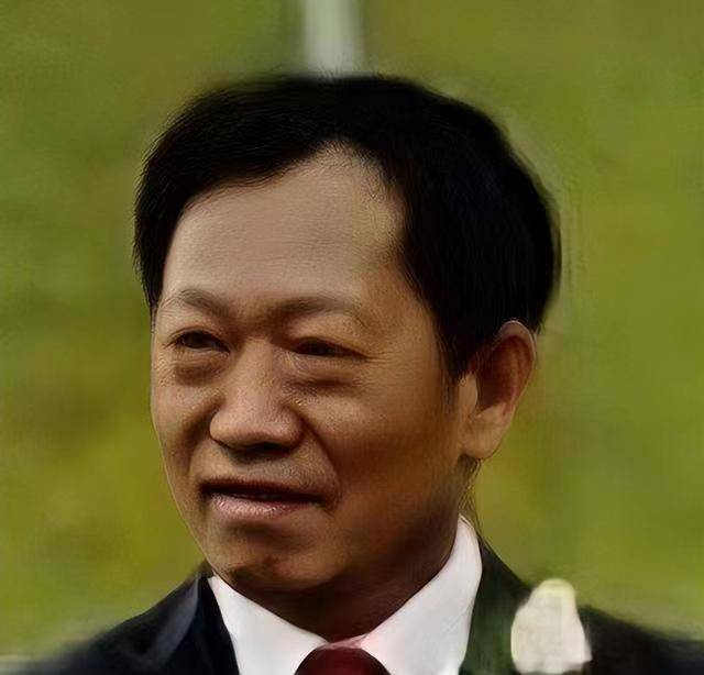 在第二天自己去查的时候,发现这郭万钧的妻子每个月都会固定的拿美元