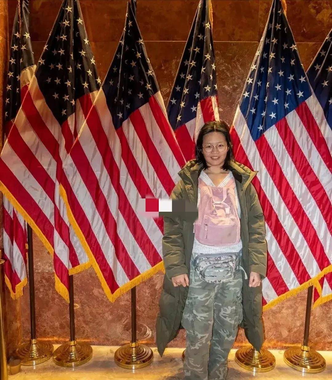 但仔细一看,这些照片中,许可馨却穿着厚厚的棉服,戴