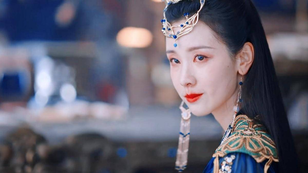 《长月烬明》,让观众看到了面如观音,心如蛇蝎的叶冰裳,黑化不靠