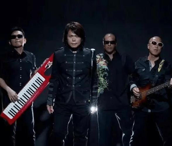 的安排下他和贝斯手小朱,键盘手大猫还有鼓手dino一起共同组建了china