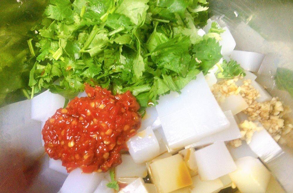 天热来一份酸辣凉粉,爽口又开胃,大人小孩都爱吃_香菜_备用_大蒜头