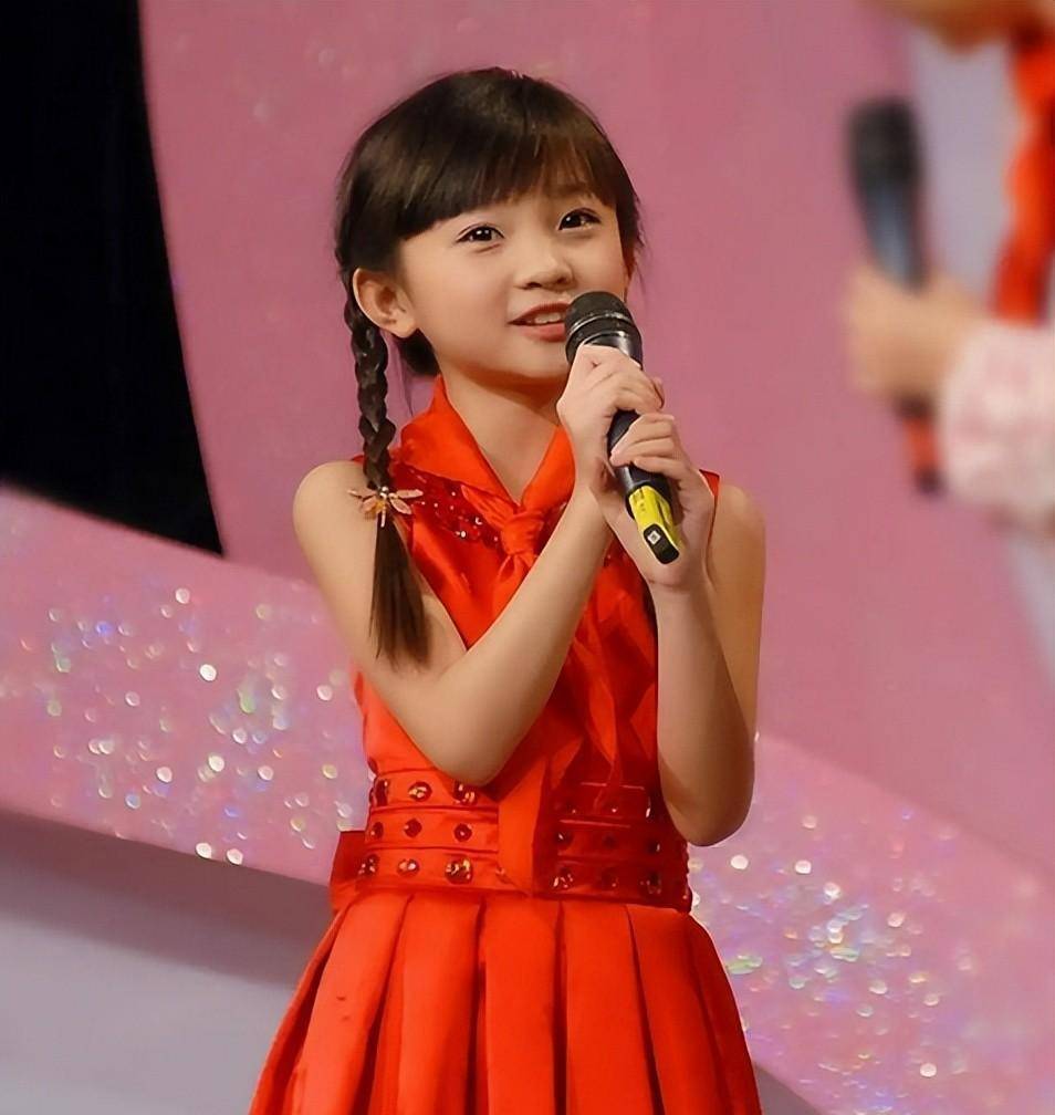 同为谋女郎,林妙可在国内无戏可拍,最土的魏敏芝在国外当导演_表演_张