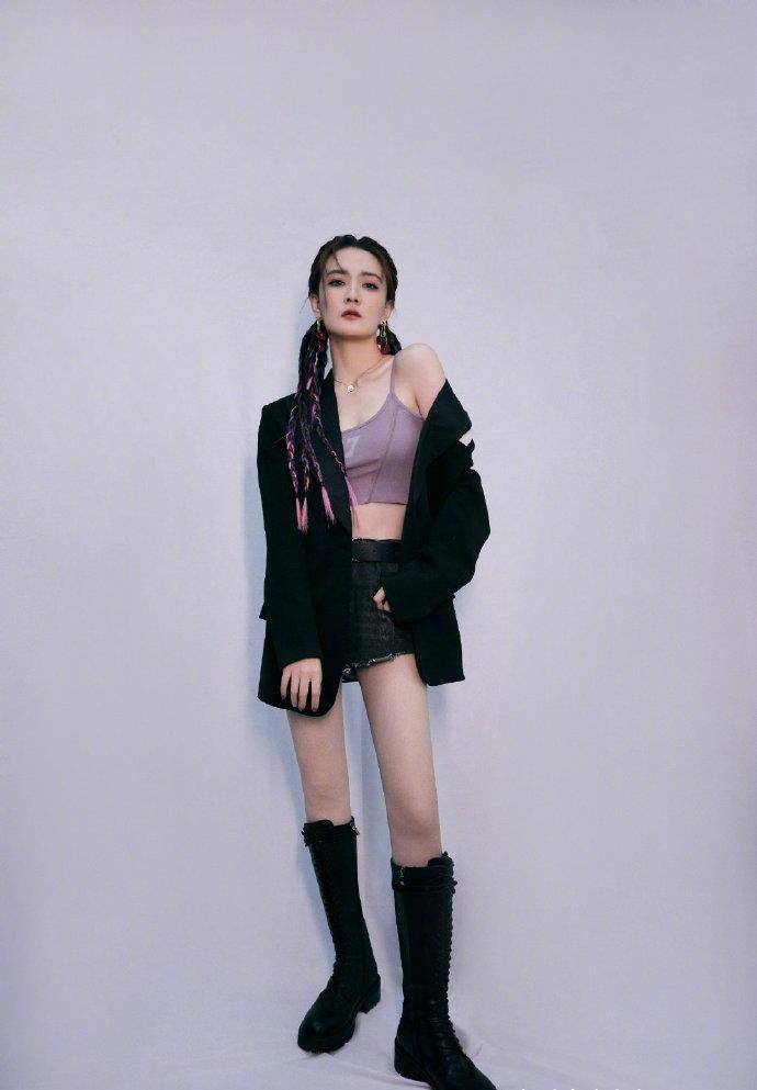 27岁徐璐化身时髦小妖精,短裤秀白皙漫画腿,小蛮腰和直角肩真媚