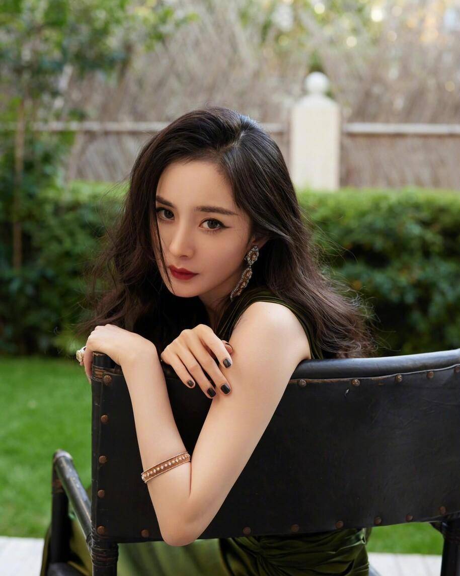 杨幂墨绿色抹胸礼服写真,性感又妩媚,又是你没见过的样子_照片_胳膊