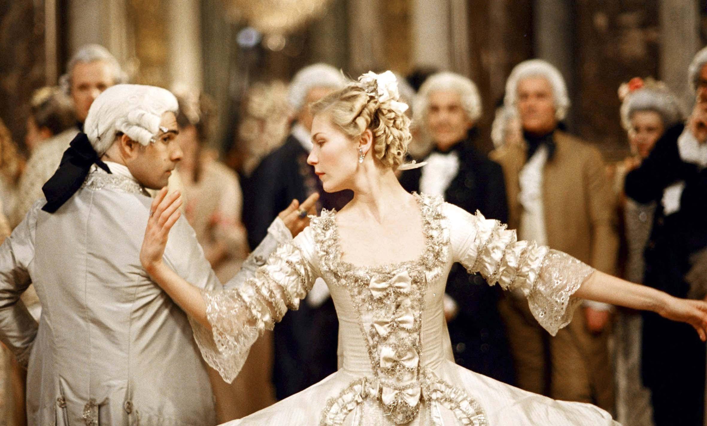 《绝代艳后》玛丽的时髦:穿洛可可裙华丽高贵,每一套都是艺术品_服饰