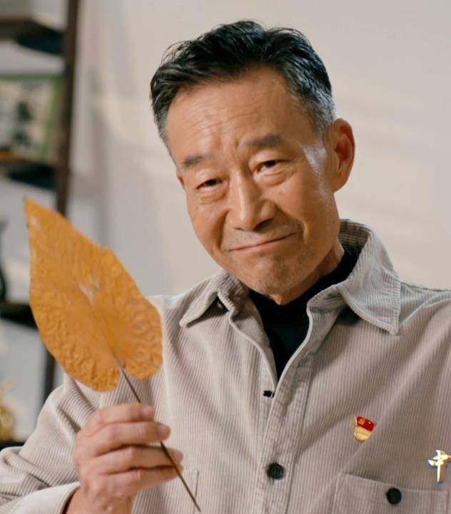 67岁李雪健因鼻咽病声带受损,说话口齿不清,握紧拳头气势十足_过程