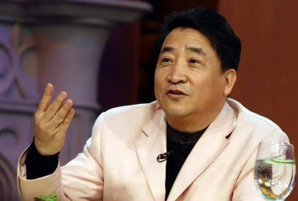24年前,48岁的姜昆不顾妻子反对收养6岁遗孤,如今