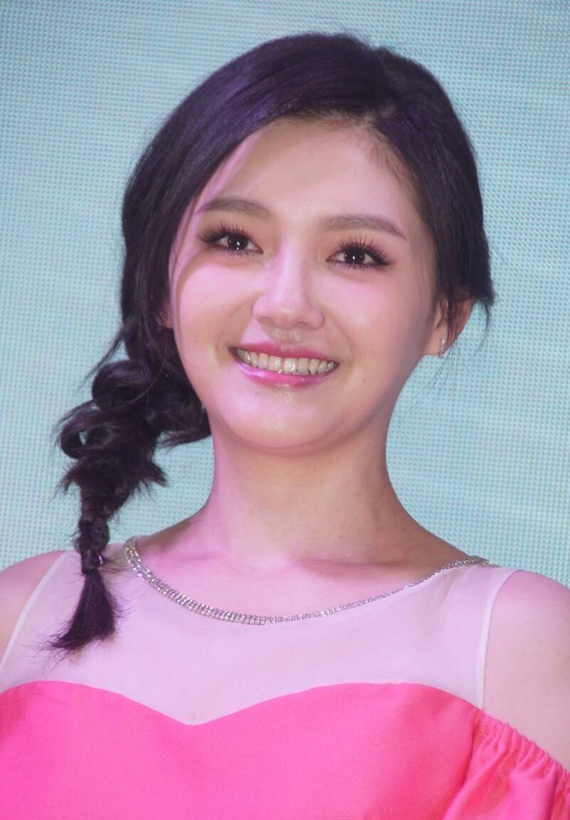 大s徐熙媛以往纯情穿搭,粉色微漏礼服裙,可爱中透出一点性感_肤色