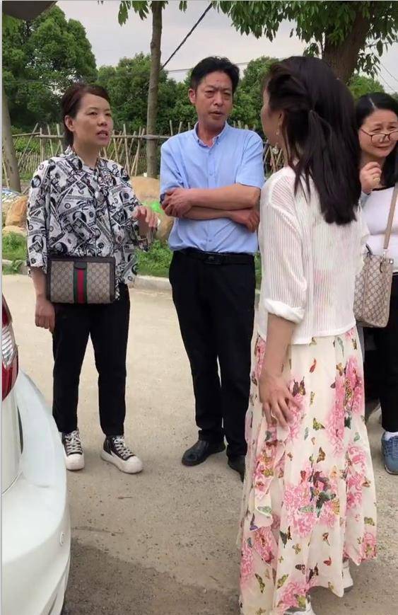 田静弟弟更新动态,母亲和田静辛苦搬家,网友:不争馒头争口气_郭威_一