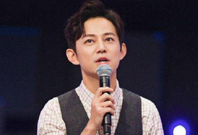 何炅49岁生日,娱乐圈"人走茶凉"在他身上体现的淋漓尽致.