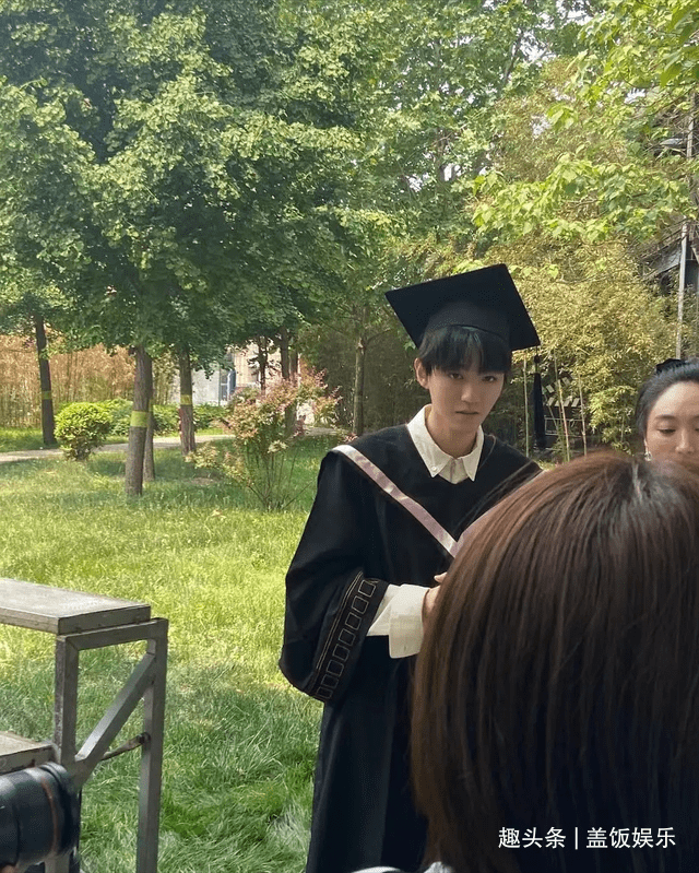 北电无滤镜毕业照曝光:关晓彤周也同框比美,王俊凯比同学美太多_网友