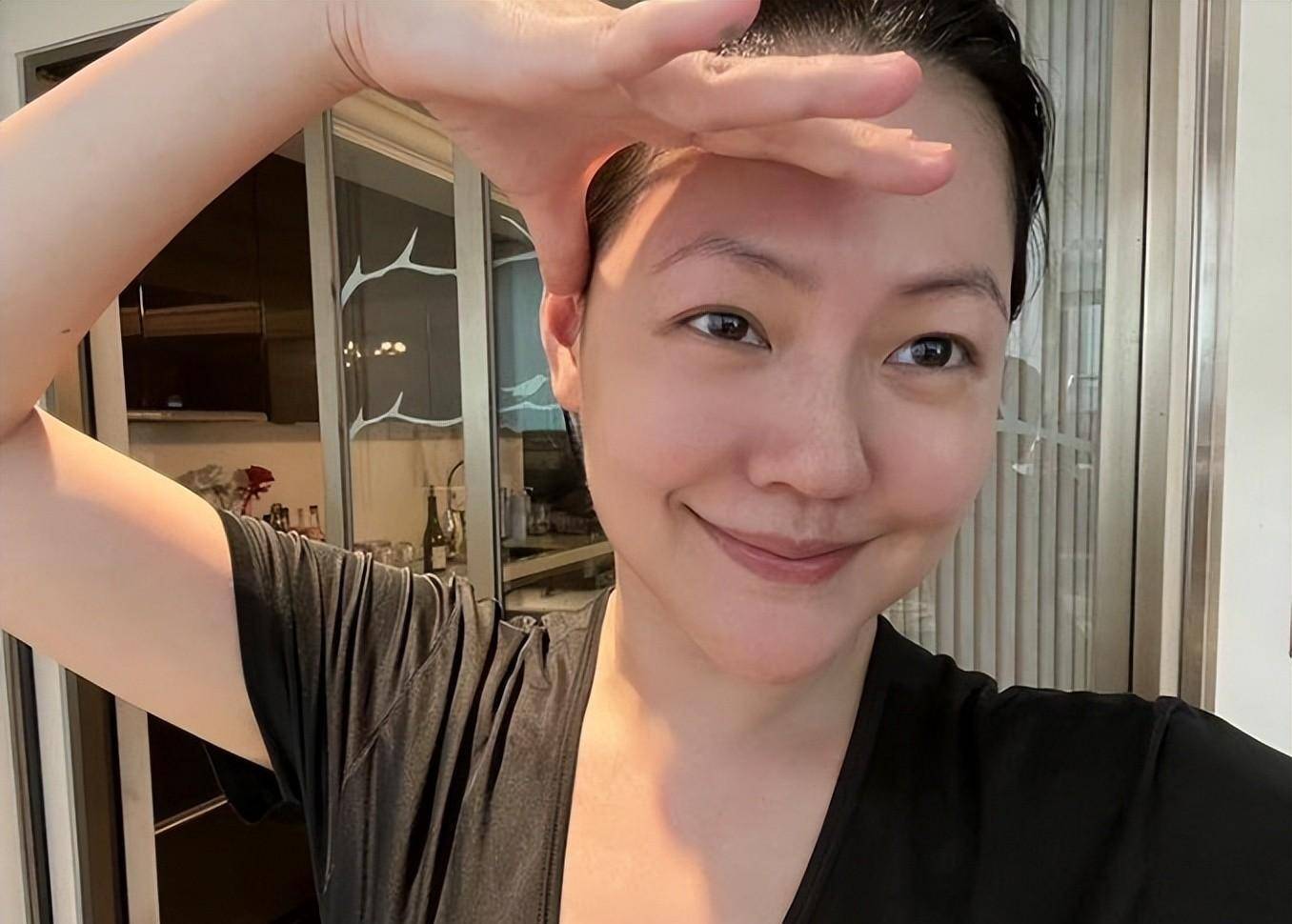 小s下厨素颜照曝光,自爆切菜时"衣服都脱掉"_女儿_南瓜_网友