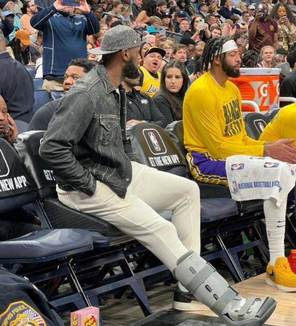 詹姆斯职业生涯从未因伤缺席一场季后赛_身体_保护_比赛