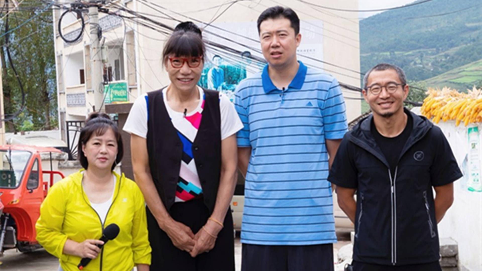 54岁女篮巨人郑海霞现状,抱孩子不想撒手,双腿弯曲无人搀扶_问题_中国