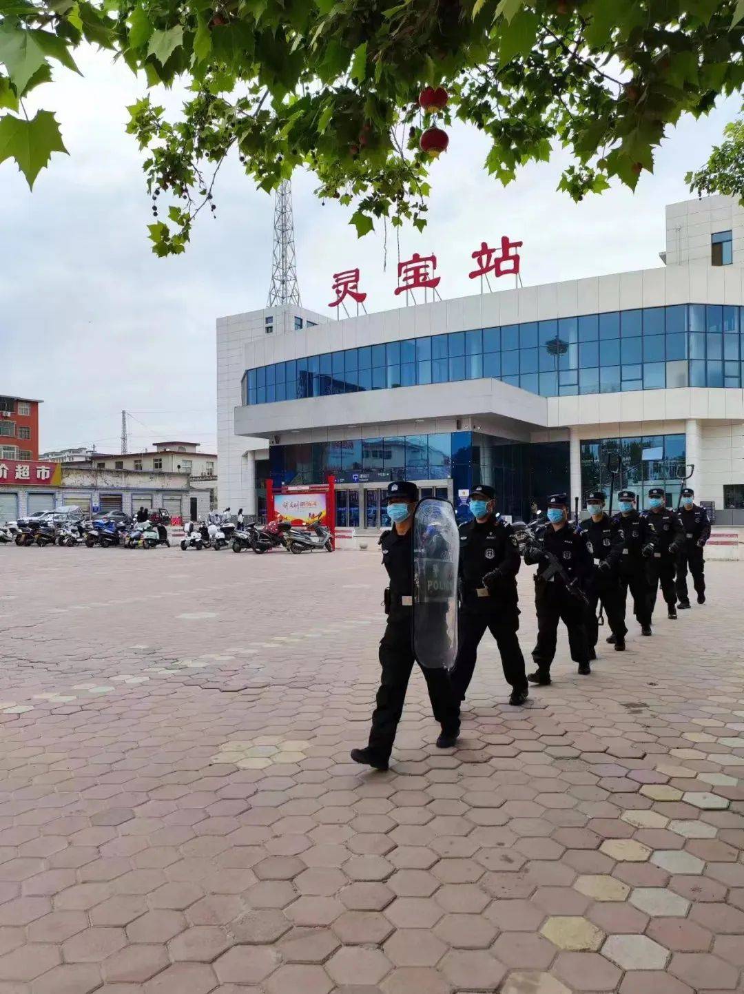 节日警相随守护不打烊