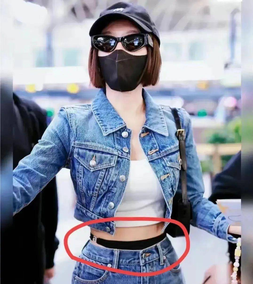 古力娜扎的衣服显然是场合不对,小曼上网查了一下,这件比基尼拼接牛仔