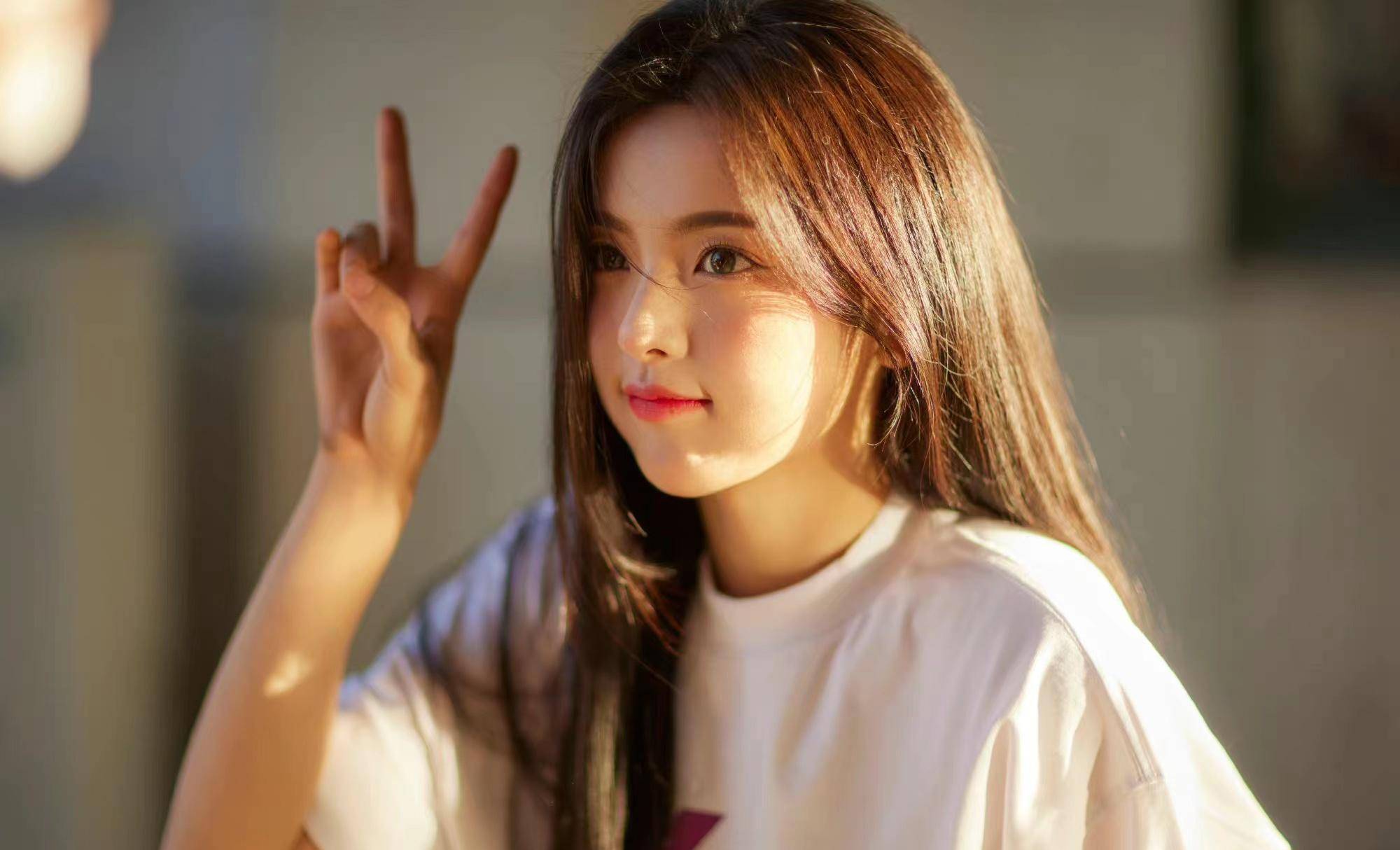 杨超越学院风写真曝光,白衬衫搭配针织背心,清纯可爱_年龄_头发_女孩