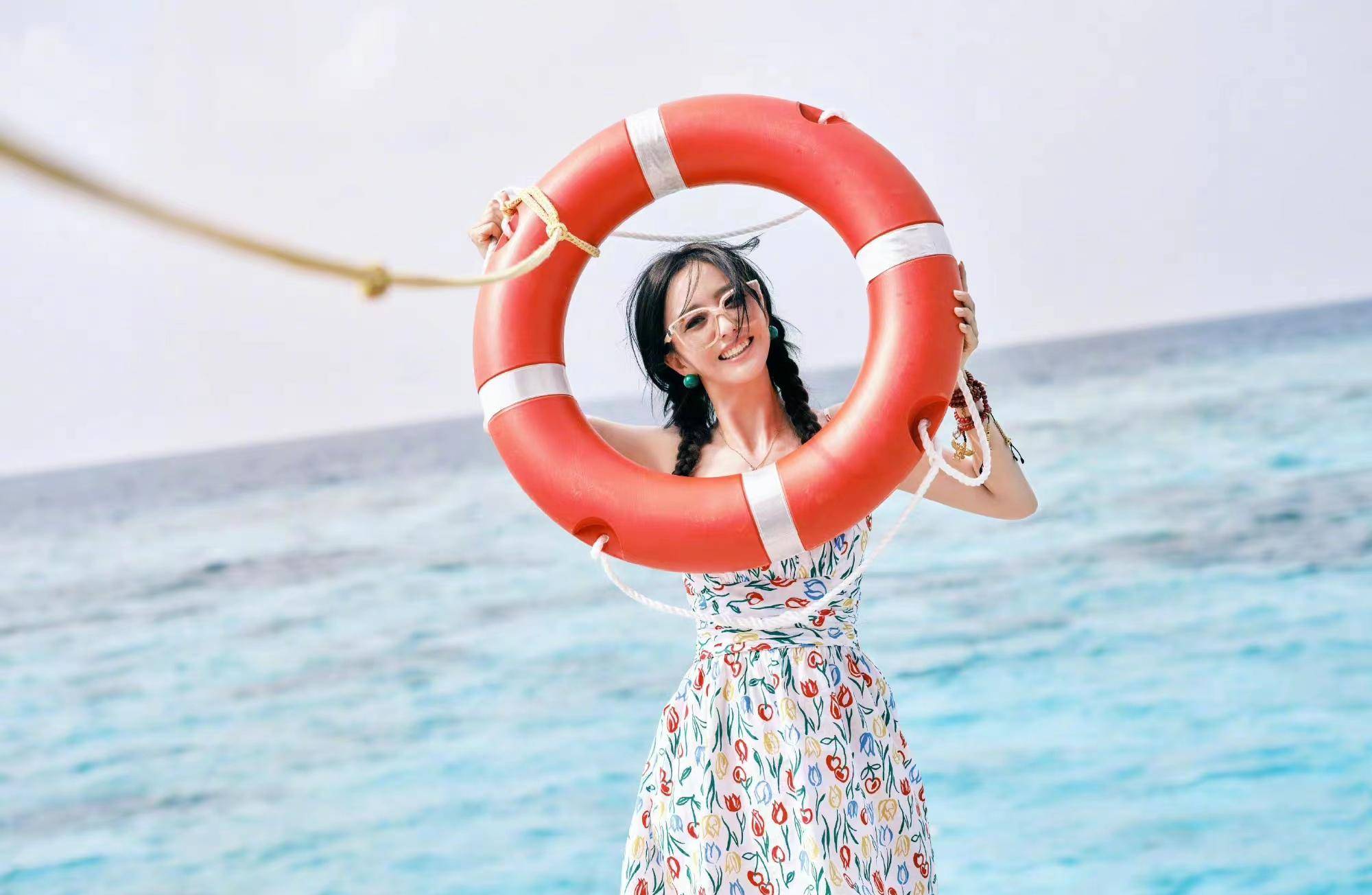 佟丽娅晒海边库存美照,印花吊带裙搭双麻花辫,甜美又减龄!