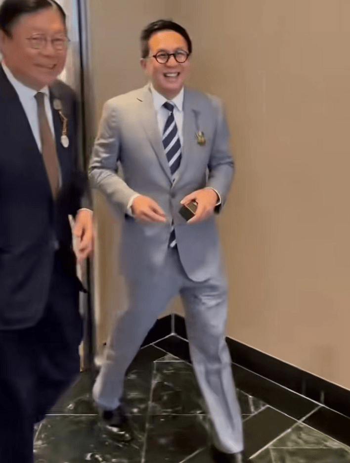 56岁李泽楷罕露面,与力捧艺人切蛋糕笑开怀,跟郭嘉文很久没互动_陆