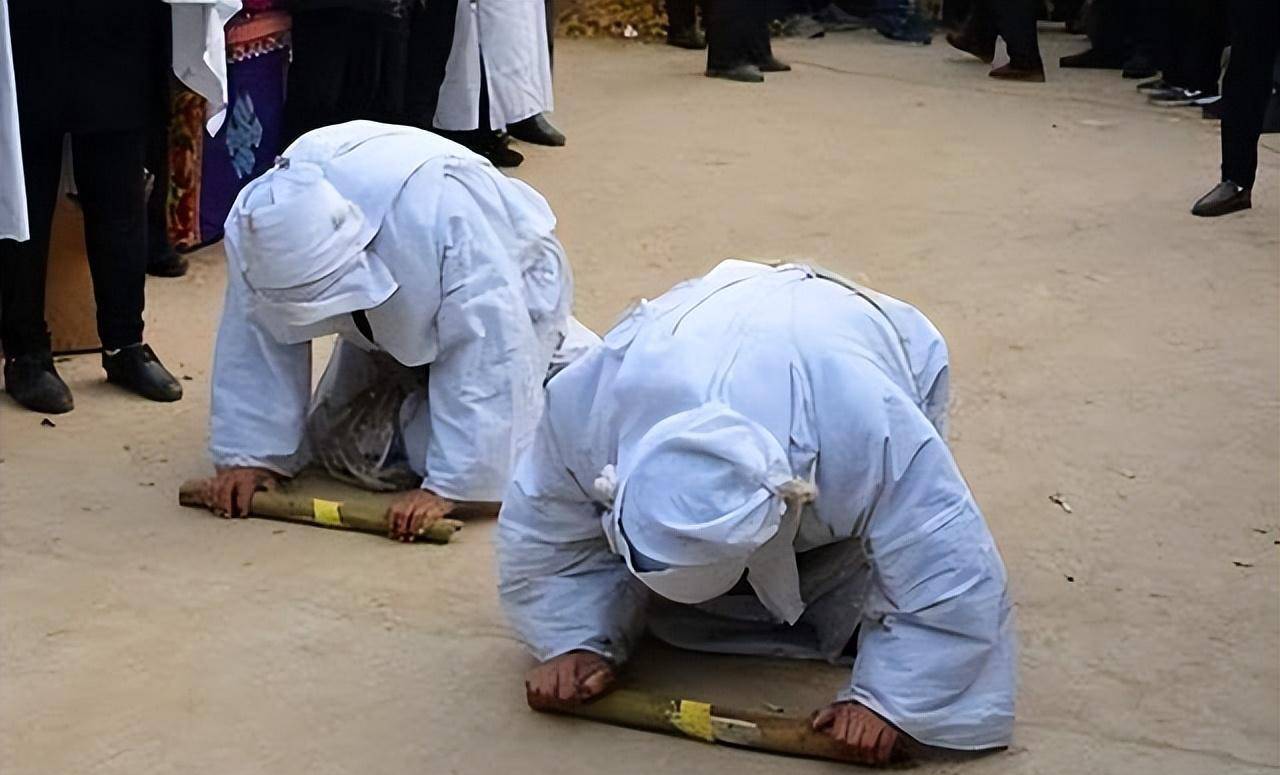 河南,一场丧事正在举行,一位身着孝衣的女子,双眼含泪,跪在灵柩前