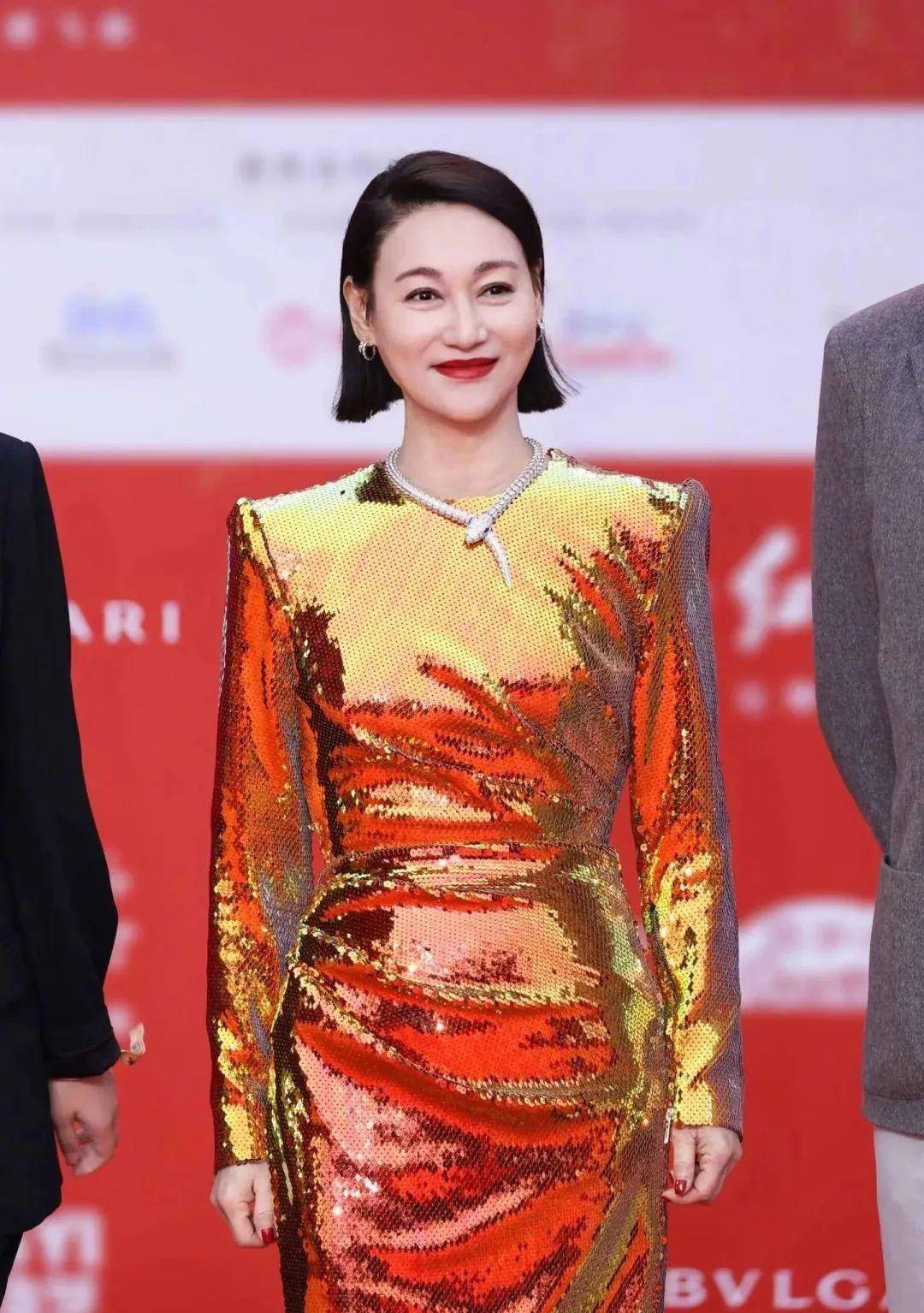 古力娜扎红毯翻车,被疑怀孕,三套礼服真丑到浪费美貌!_金色_来自_黑色